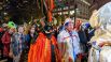 Люди во время парада Village Halloween Parade в Нью-Йорке (США)