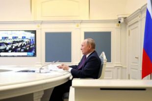 Президент РФ Владимир Путин в формате видеоконференции выступает на первом рабочем заседании глав делегаций стран - участниц