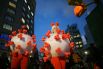 Люди в костюмах коронавируса COVID-19 во время парада Village Halloween Parade на Манхэттене в Нью-Йорке (США)
