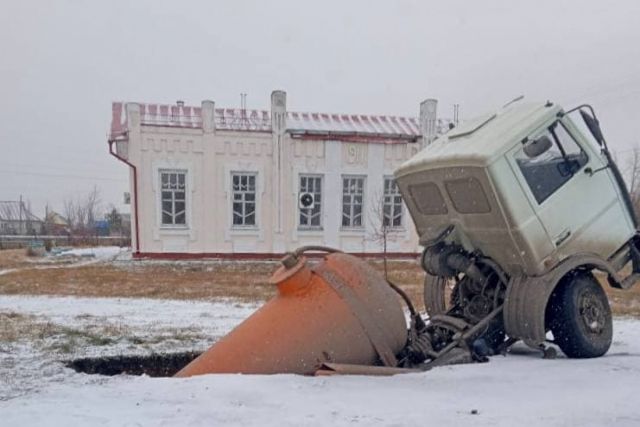 В Новосибирской области ассенизаторская машина провалилась под землю
