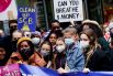Шведская экоактивистка Грета Тунберг (в центре) на акции протеста в Лондоне в преддверии открытия конференции ООН об изменении климата