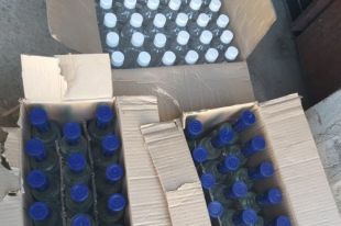 В Курманаевском районе задержали ВАЗ, набитый бутылками с суррогатом.