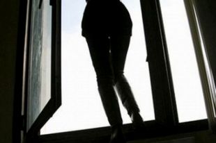 В Мелитополе школьница упала с крыши: она погибла в реанимации.