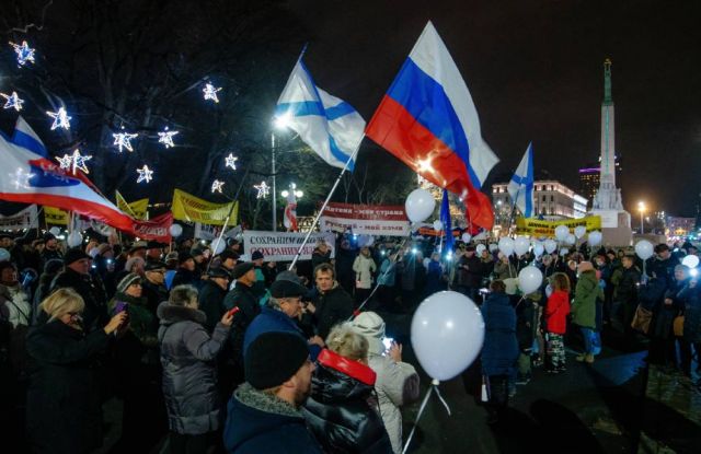 Русские и русскоязычные участники акции "Марш света против тьмы" в защиту образования на русском языке в Риге, Латвия.