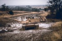 Американский танковый экипаж в составе 1-го батальона, 12-го кавалерийского полка, боевой группы 3-й бронетанковой бригады, 1-й кавалерийской дивизии маневрирует по маловодной переправе с недавно полученным основным боевым танком M1A2 SEPV3 Abrams во время квалификации боевых стрельб, Форт-Худ, Техас, январь 22 февраля 2021 г. 