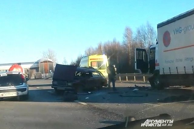 В Перми на шоссе Космонавтов жёстко столкнулись фура и легковушка