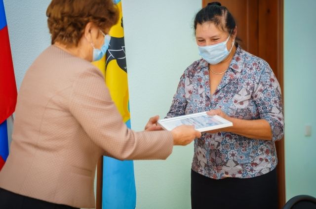 Юргинский «пряник» за прививку получила Тамара Колмогорова - ветеран образовательных и медицинских организаций города.