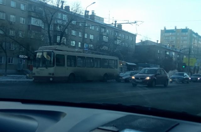 Троллейбус и легковой автомобиль столкнулись в Челябинске
