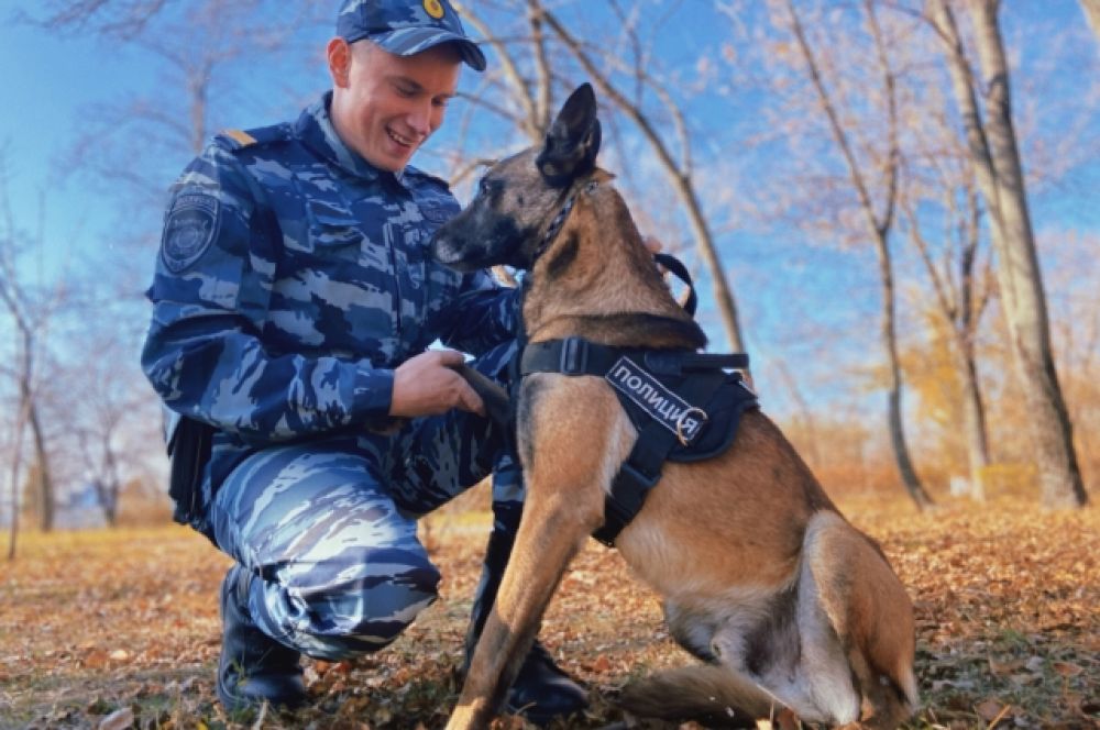 Полицейский (кинолог) 1 взвода отдельной роты охраны и конвоирования подозреваемых и обвиняемых УМВД России по Белгороду, сержант полиции Виктор Юшинов, 23 года.