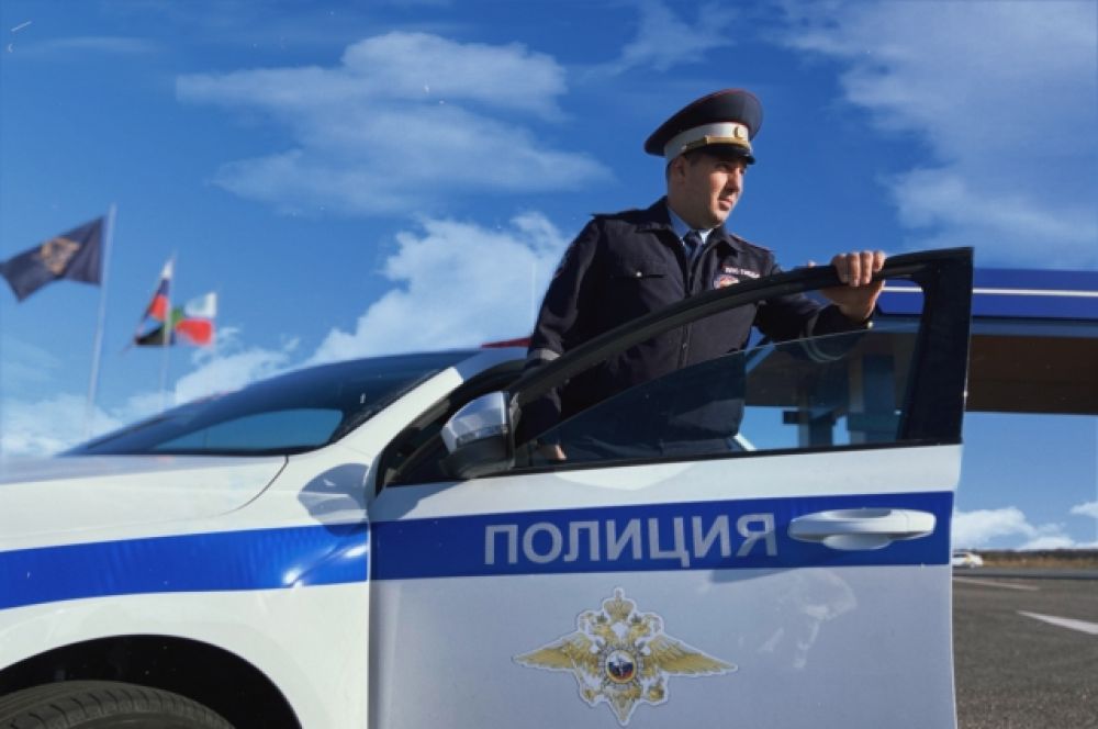 Старший инспектор ДПС 1-го взвода 2-ой роты ОБ ДПС ГИБДД УМВД России по Белгороду, старший лейтенант полиции Сергей Новиков , 30 лет.