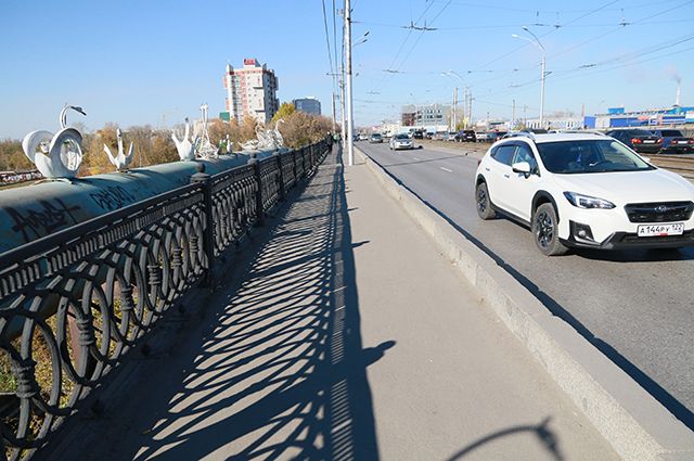В Омске на Фрунзенском мосту для грузовиков изменили скоростной режим