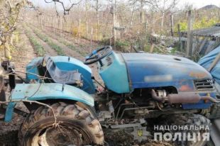 На Буковине по неосторожности женщина погибла под трактором.