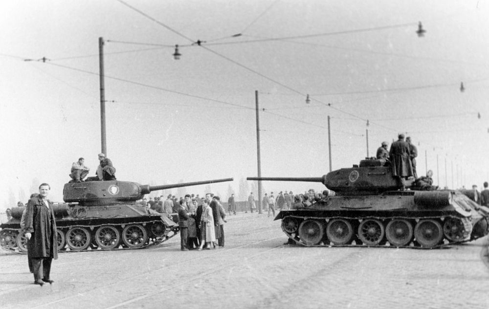 Советский танк Т-34-85 блокирует Мост Маргит в Будапеште