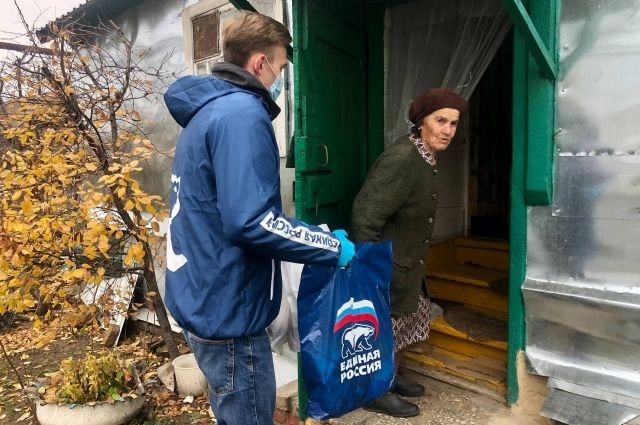 Волонтеры «Единой России» доставляют продукты пенсионерам в Энгельсе