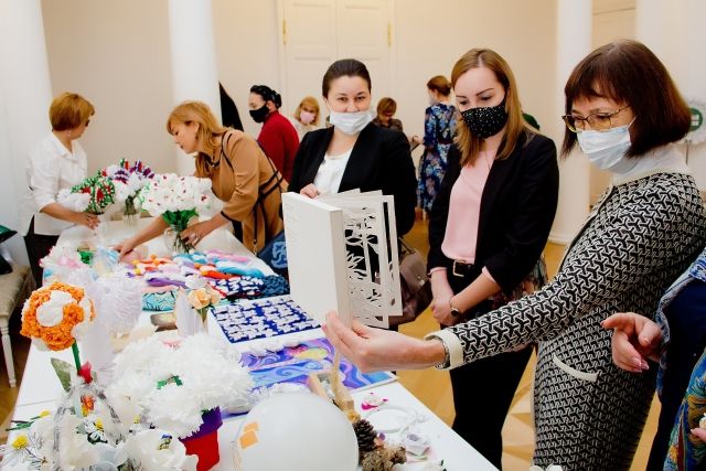 Сувениры, мягкие игрушки, украшения для продажи на акции изготовили дети.