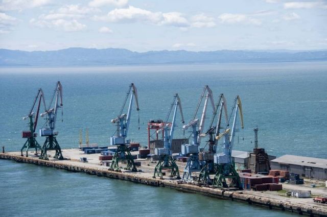 АО «Корсаковский морской торговый порт» работает в обычном режиме на прием и отправку грузов.