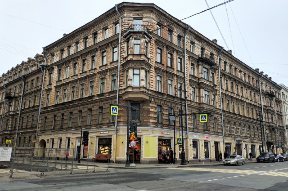 «Дом, где в 1904-1905 гг. жил писатель Горький А. М. и в ноябре-декабре 1905 г. состоялись совещания ЦК РСДРП(б) о вооруженном восстании в Москве», Восстания ул., 20; Ковенский пер., 16.