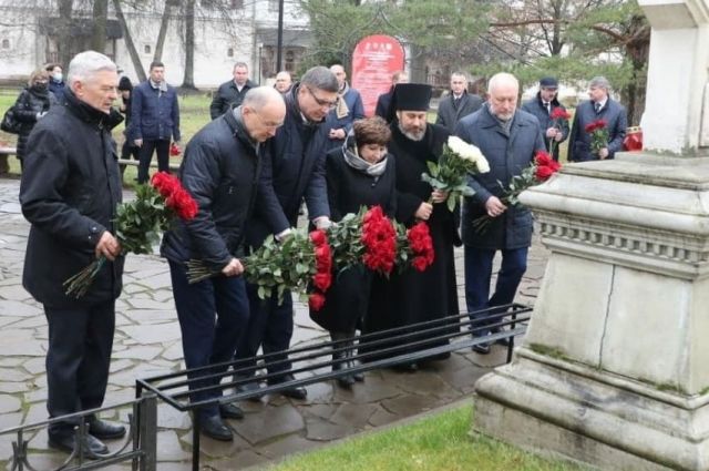 В День народного единства губернатор возложил цветы на могилу Пожарского