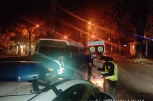 В Одессе водитель сбил двух пешеходов и сбежал: погибла 15-летняя девушка.