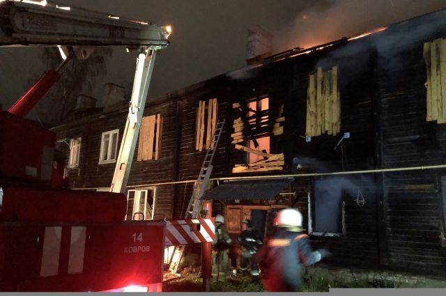 В Коврове при пожаре в двухэтажном деревянном доме эвакуировали 10 жильцов