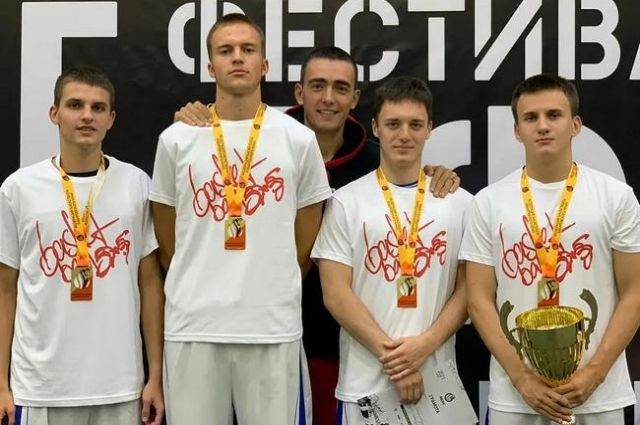 Тренирует команду тренер отделения баскетбола южно-сахалинской школы игровых видов спорта Василий Воронич.