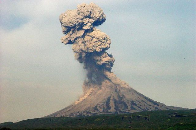 Пепловое облако с вулкана Карымский на Камчатке пролетело 1 100 километров
