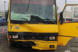 В Киевской области столкнулись маршрутка и автобус: есть пострадавшие.
