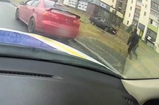 Скрывался от полиции: в Киеве водитель снес торговые палатки и попал в ДТП