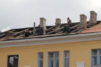В Тюльганском районе рабочий сорвался с крыши во время ремонта кровли.