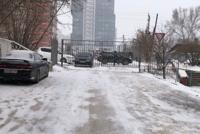 В Новосибирске ТСЖ перекрыло шлагбаумом часть улицы в Октябрьском районе