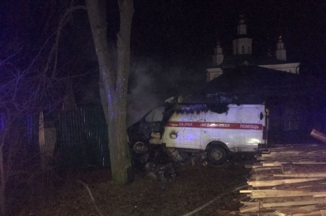 Во Владимире после ДТП сгорела машина скорой помощи и обшивка частного дома