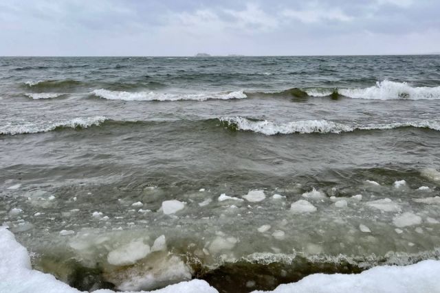 В Новосибирске Обское море начало замерзать и покрываться льдом