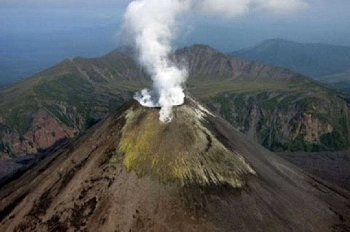 Карымский вулкан извергается