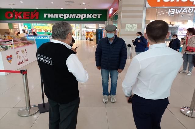 В Красноярском крае продлили систему QR-кодов для посещения ТРЦ