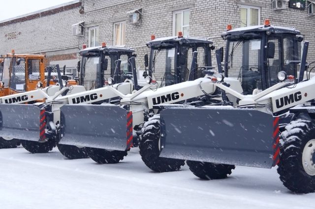 Больше 100 единиц техники очищали Барнаул от снега ночью