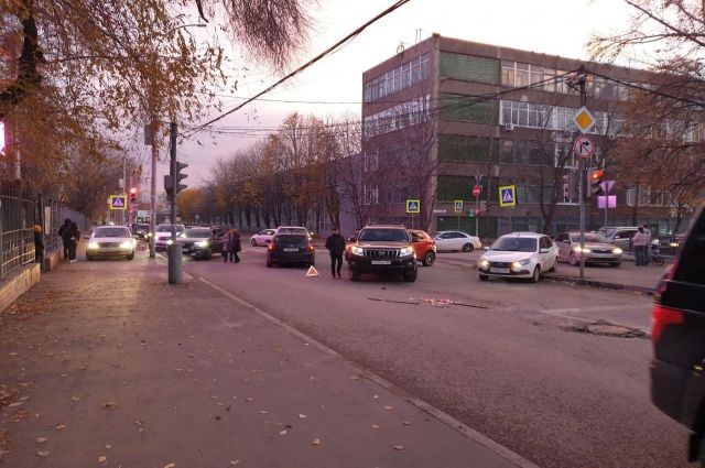 У Детского парка в центре Саратова столкнулись пять автомобилей