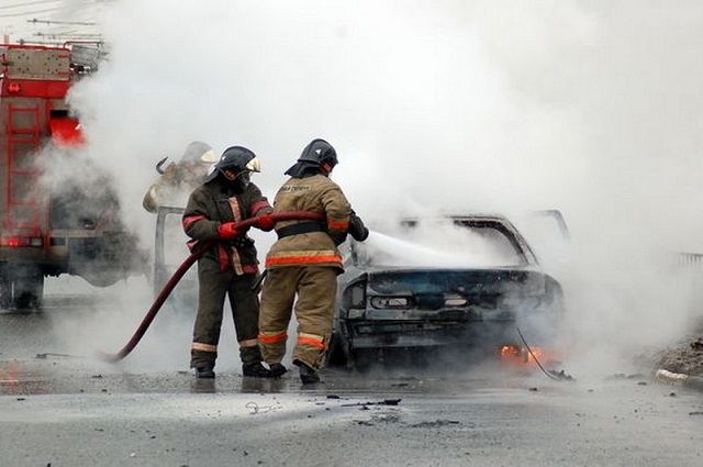 В Петропавловске почти полностью сгорел Nissan Primera