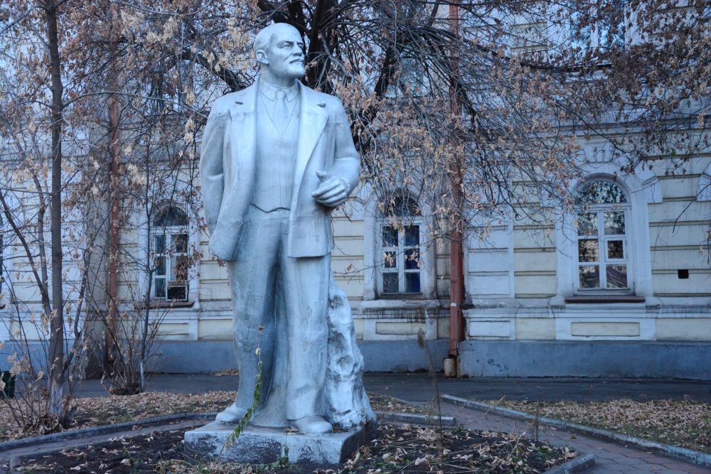 Монумент Ленина во весь рост установлен во дворе корпуса сельскохозяйственной академии на Тимирязева.