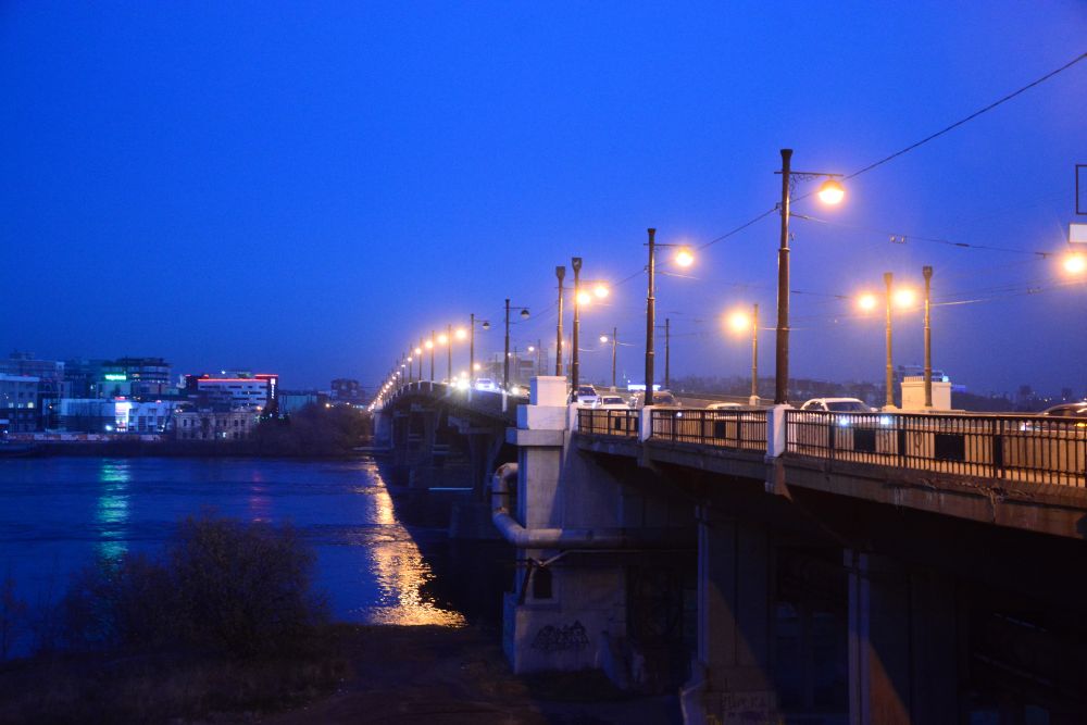 Самый большой памятник вождю в Иркутске - это даже не памятник, а... Глазковский мост. Как говорится на памятной табличке, мост посвящён Ленину по инициативе иркутян. Он был возведён в 1932-1936 годах.