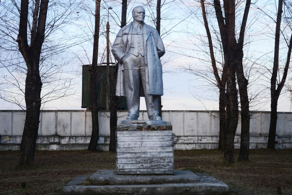 В Иркутске II Ленин встречает физкультурников у входа на стадион «Зенит».