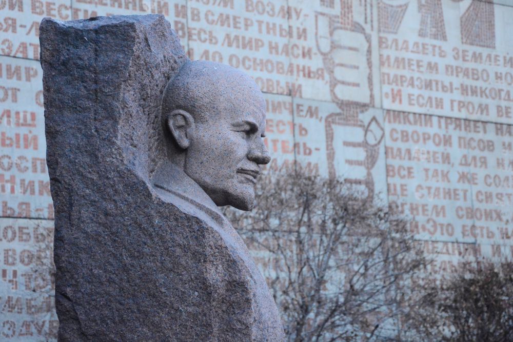  Скульптурное изображение Владимира Ильича находится в самом «коммунистическом» месте в центре города - напротив панно «Интернационал».