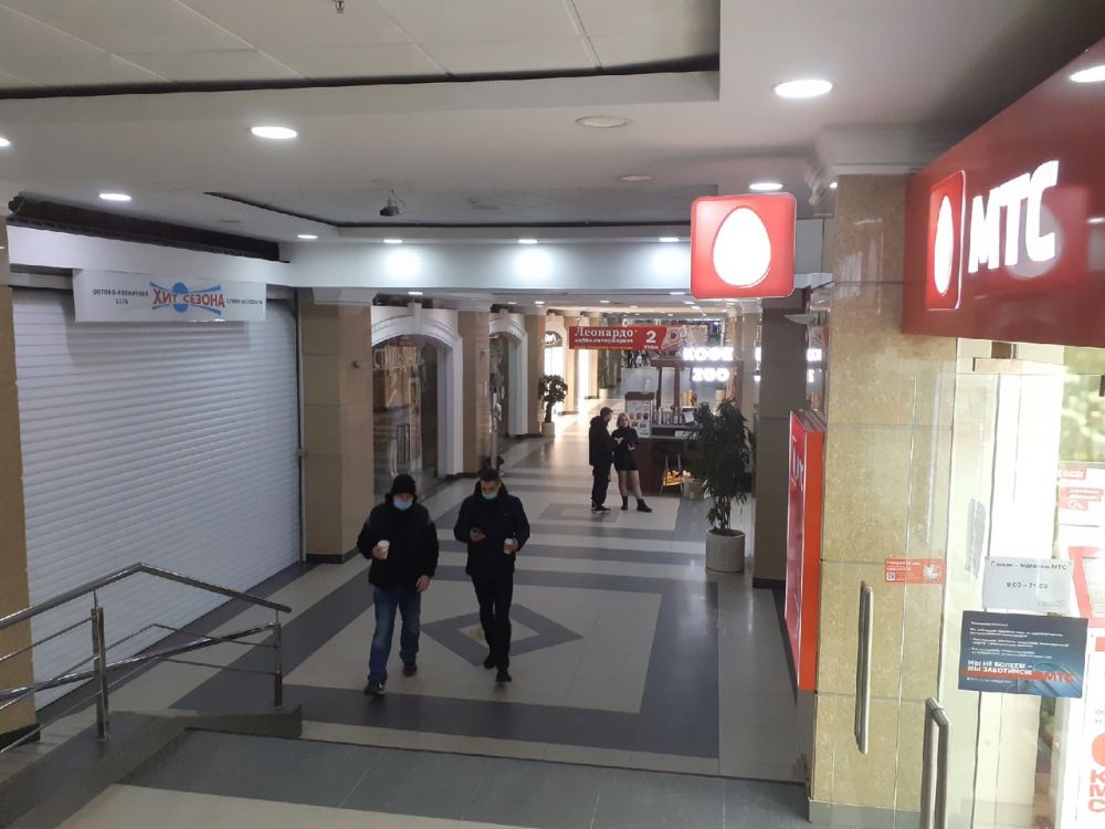 В ТЦ «Пассаж» будто темней из-за закрытых магазинов.