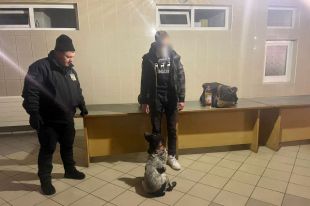 Украинец пытался провезти в Польшу наркотики в кроссовках.