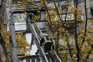 Пожар в Одесской многоэтажке: пожарники спасли девять человек