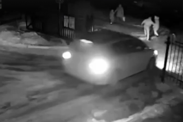 В Новосибирске водитель пытался наехать на людей на тротуаре