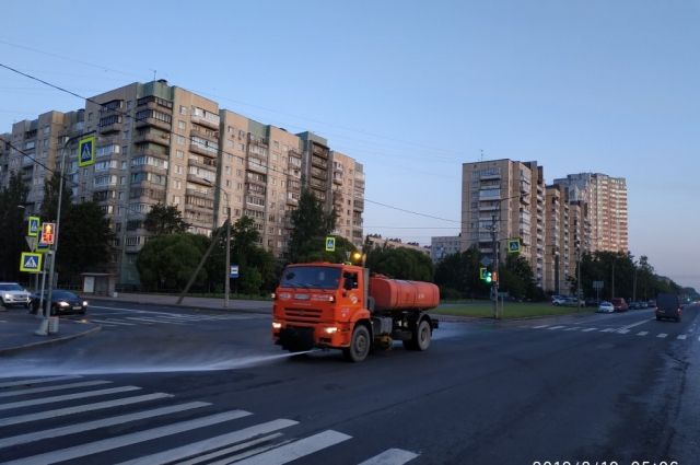 Дорожные службы обработают проезжую часть в Петербурге от гололеда