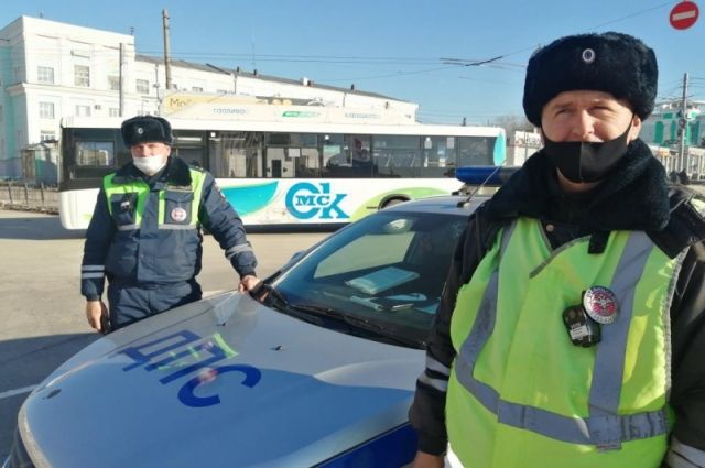 В Омске сотрудники ДПС помогли вовремя доставить мужчину в больницу