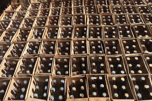 В подпольных цехах оперативники находят десятки тысяч бутылок нелегального алкоголя.