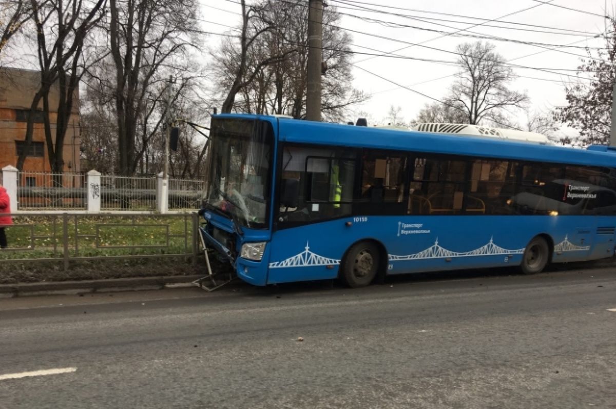 Названа причина ДТП, где пассажирский автобус протаранил ограждение в Твери  | АиФ Тверь