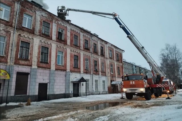 Сгоревшую крышу собинских казарм отремонтируют к июню 2022 года